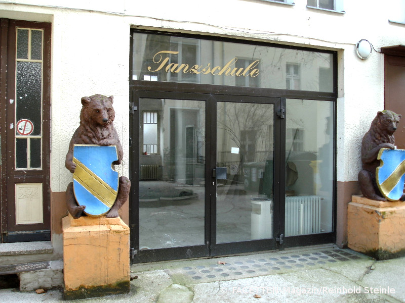 Tanzschule Entry guarded by two bears